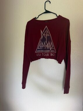 Forever 21 Burgundy Cropped Long-Sleeve Graphic Sweatshirt
